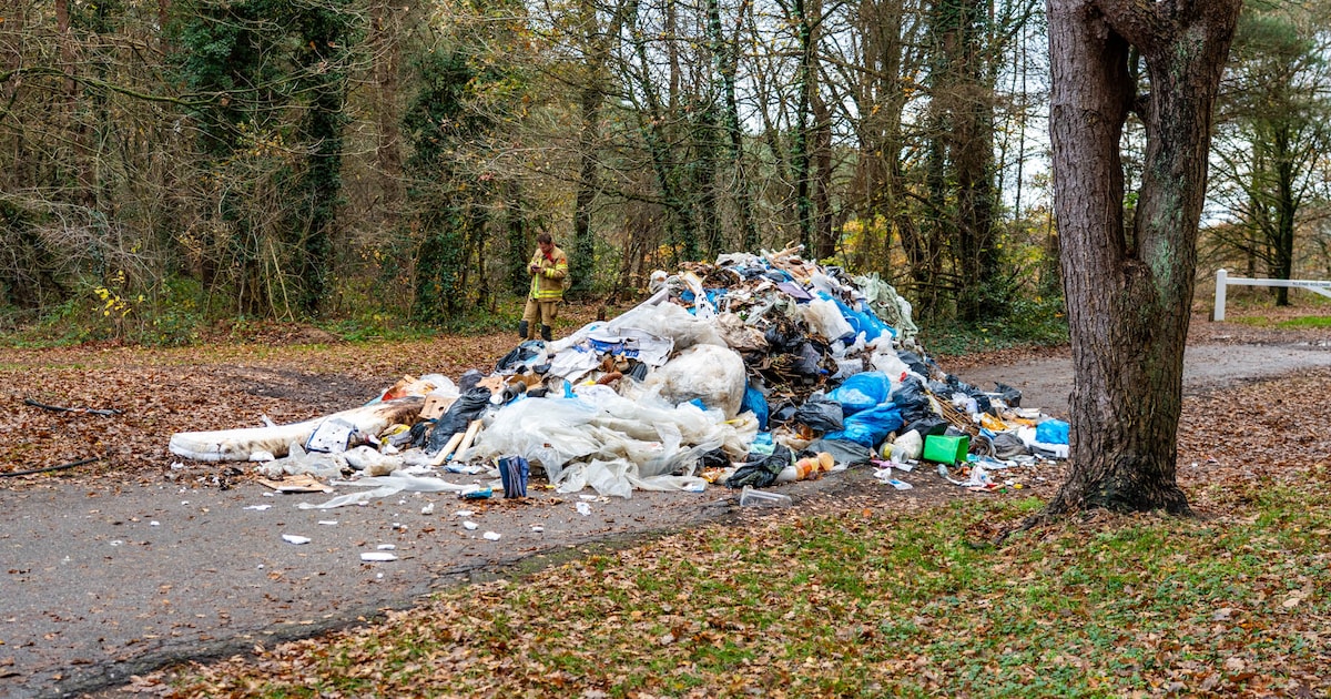 Afval eindigt op straat in Elspeet na brand in vuilniswagen