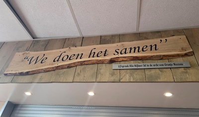 Spreuk van gedecoreerde vrijwilliger krijgt vaste plek in kantine vv Emst