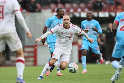Christian Eriksen zakt opnieuw naar de grond tijdens interla