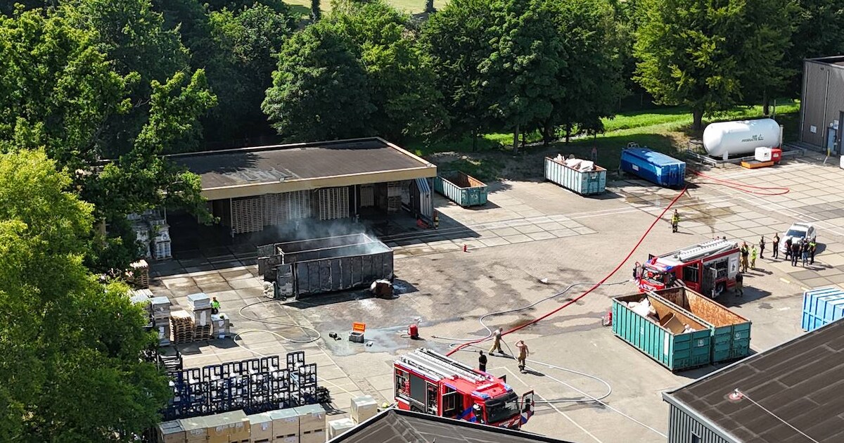 Middelbrand op Industrieplein in Vaassen