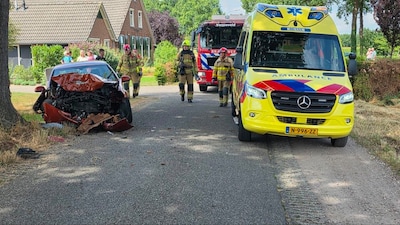 Auto botst tegen boom in Westendorp, één gewonde