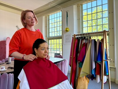 Geen ‘wat zie je er moe uit’ meer: Judith en Michelle laten zien welke kleuren bij je passen