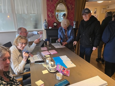 Gerry en Femie stemmen met hulp van een ‘stemtaxi’: ‘Die drie euro hebben we er graag voor over’