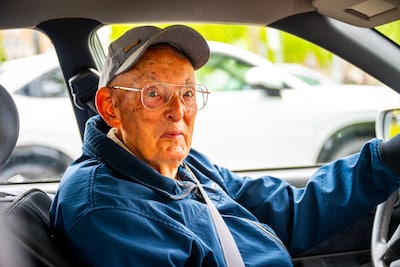 Nog volop bezig! Piet (bijna 102) rijdt auto, gaat op vakantie én loopt zonder rollator