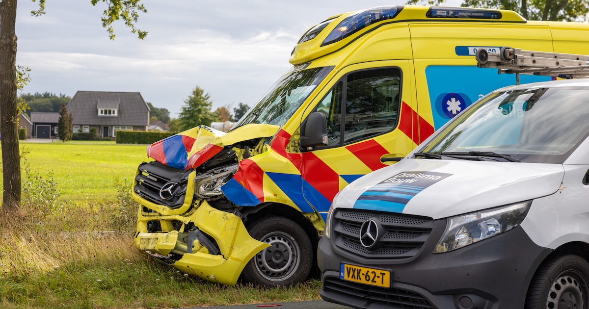 Ongeluk met ambulance en twee busjes in Dalfsen, één gewonde naar ziekenhuis.