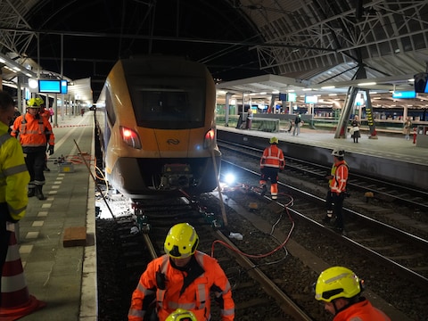Trein met gebroken as strandt op station Zwolle