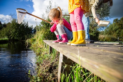 Waterdiertjes ontdekken bij Bezoekerscentrum De Wieden in Sint Jansklooster