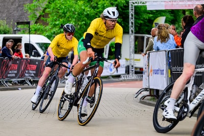 Rens (16) beste ‘Hoevelaker’ in wielerronde en racet met schaatsicoon Gerard van Velde: ‘Wist niet w