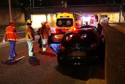 Automobiliste vliegt uit de bocht en botst tegen muur in Amersfoort