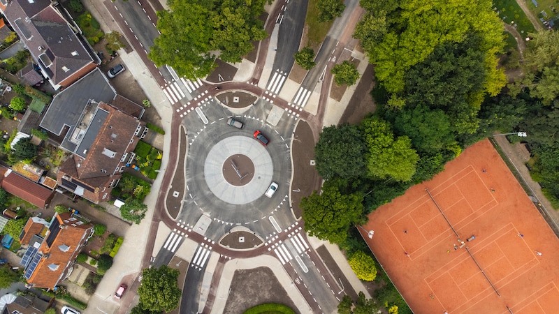 Is deze veelbesproken Deventer rotonde nu wél veilig? ‘Vol gas op dat ...