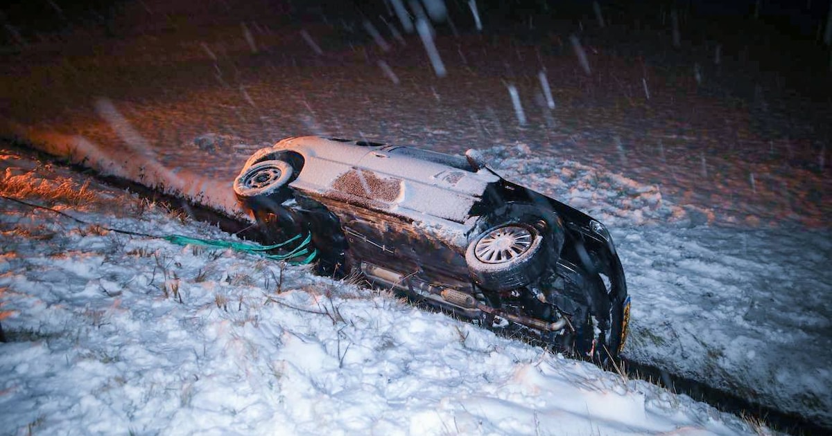 Auto rijdt sloot in bij Klarenbeek, géén nat pak voor de bestuurder
