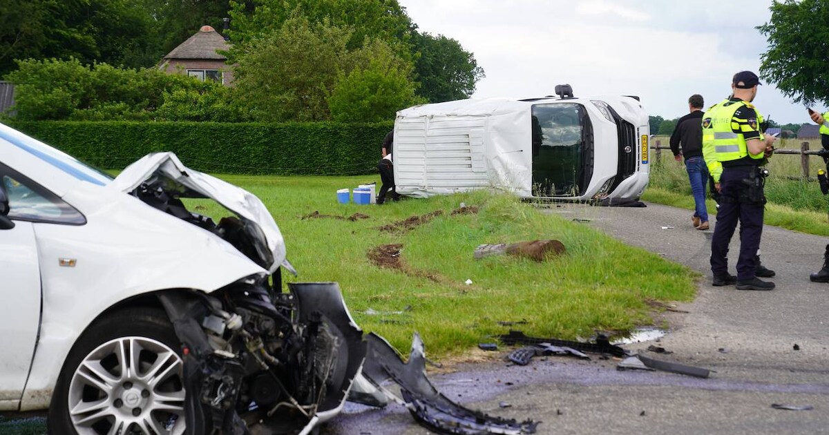 Busje slaat over de kop na botsing op kruising bij Wesepe