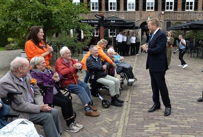 Na jaren wachten kan Thea (96) de koning eindelijk de hand schudden: ‘Ik ben wel een beetje fan’