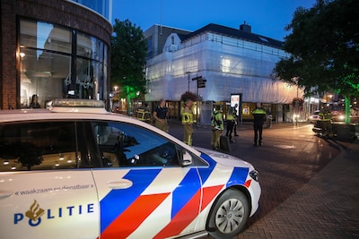 Man klimt in bouwsteigers in centrum Apeldoorn: agenten gaan met hoogwerker naar boven en houden hem