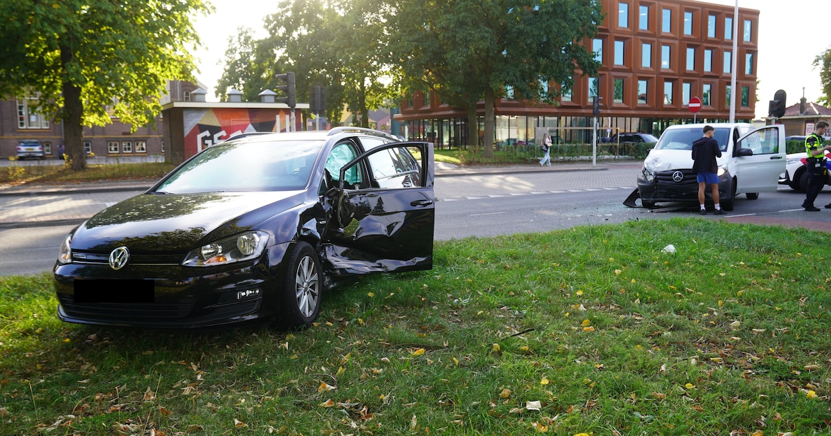 Bestelbus ramt auto in Deventer: politie arresteert 26-jarige man uit Gronau