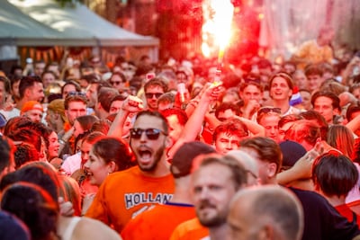 In Amersfoort gaan ze midden in de nacht vol voor Oranje in de kroeg, maar in Soest zijn ze nu al de