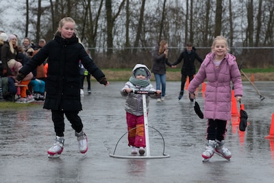 Hattemerbroek heeft de primeur, in Harderwijk denkt een groep schaatsers: we gaan gewoon