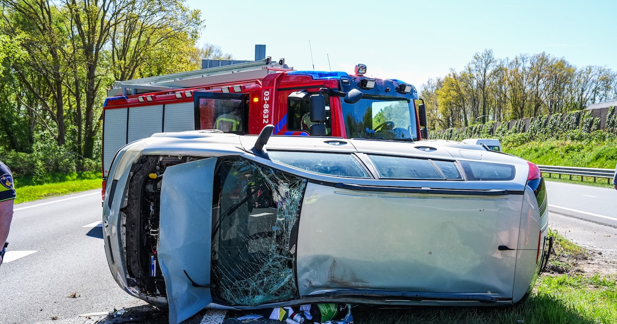 Auto op zijn kant na botsing met vrachtwagen op de N391 bij Emmen