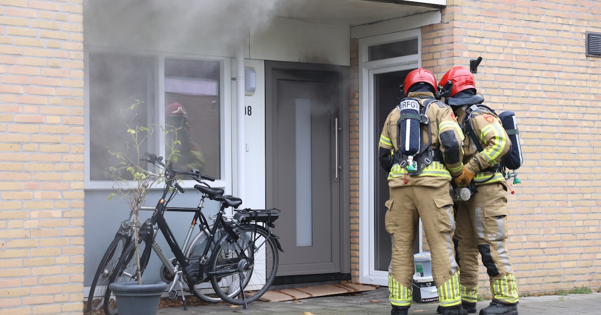 Woningbrand en gaslek op Urk, brandweer zet straat ruim af en ontruimt woningen