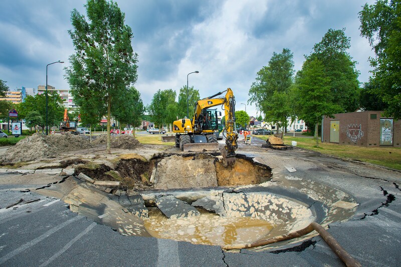 In juni 2017 werd een krater in de Edisonlaan geslagen door een waterleidingbreuk.