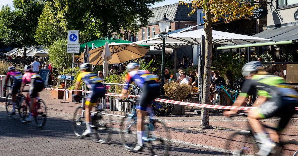 Terrassen bomvol, stoep langs de koers leeg: zo pakt de Ronde van Ommen in het hoogseizoen uit