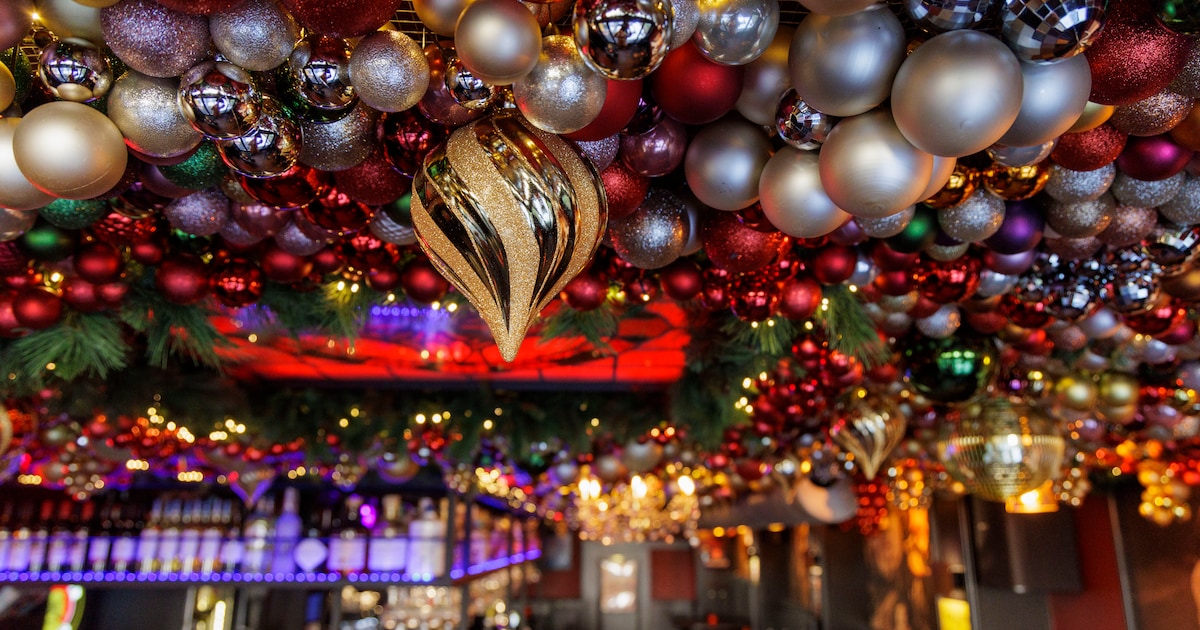 Brandweer vindt enorme kerstballenzee in café te gevaarlijk en laat alles weghalen: 'Heel jammer'