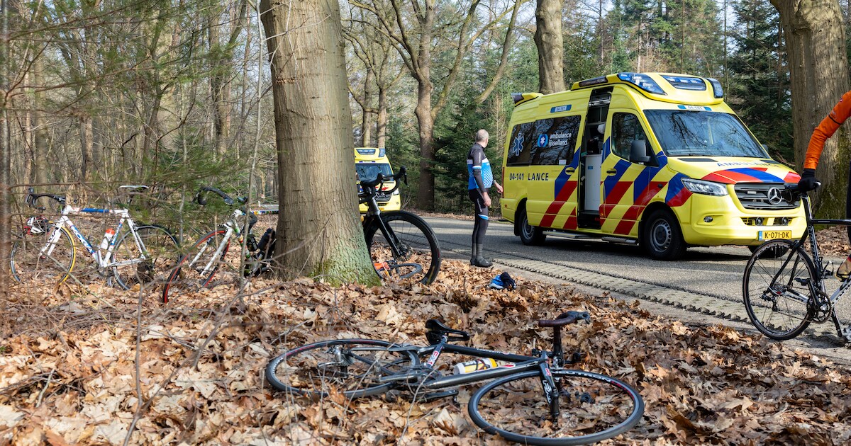 Twee wielrenners gewond nadat groepje onderuit gaat in Stegeren