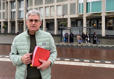 Arno maakt van aanslag principezaak over woordspelletjes. Maar daar gaat rechter niet in mee