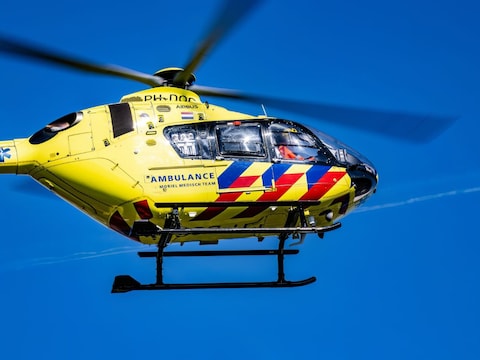 Vrouw raakt op eigen erf gewond na aanrijding met shovel, traumaheli opgeroepen