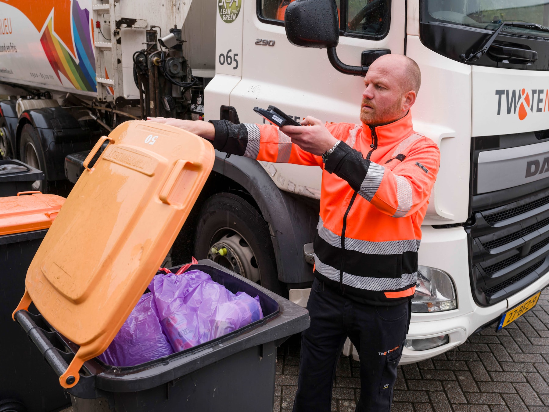 Scanner erbij: Twente Milieu controleert nu wat jij in de pmd-container gooit