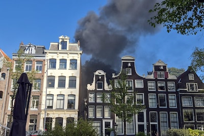 Zwarte rookwolken bij brand in het centrum van Amsterdam
