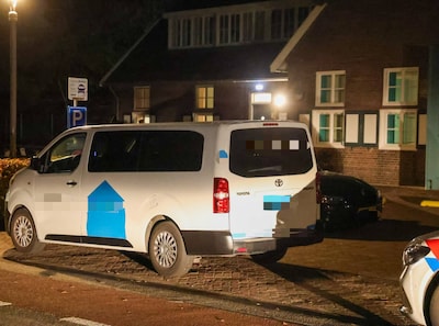 Chauffeur taxibus wordt achtervolgd door motorrijder, even later krijgt hij een vuurwapen in zijn ge