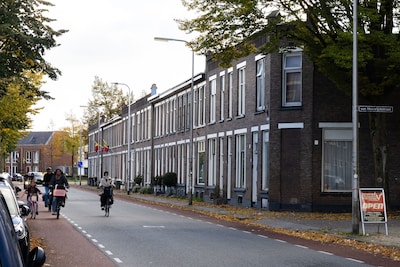 Zonnepanelen van het ene huis en de dakopbouw van het andere huis vechten in Deventer om voorrang