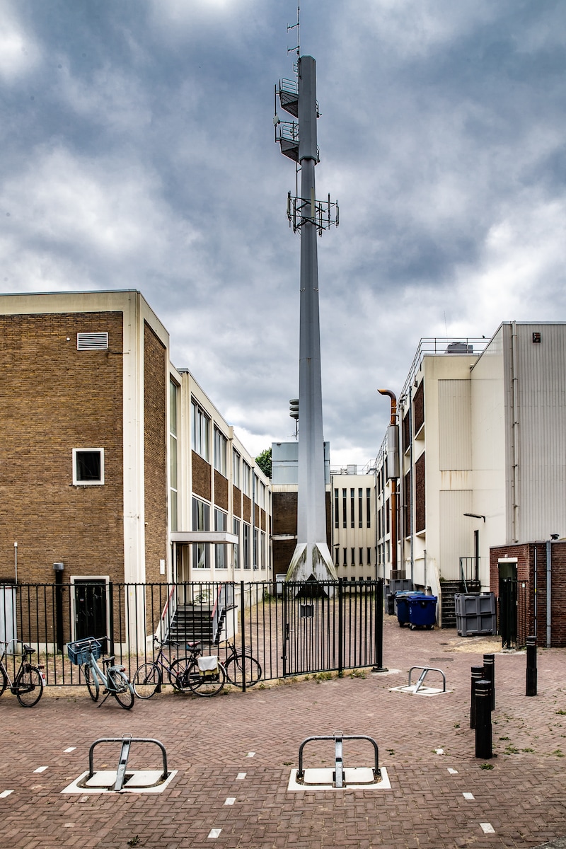 De telecommast steekt boven de huizen in het centrum van Deventer uit en is van ver te zien.