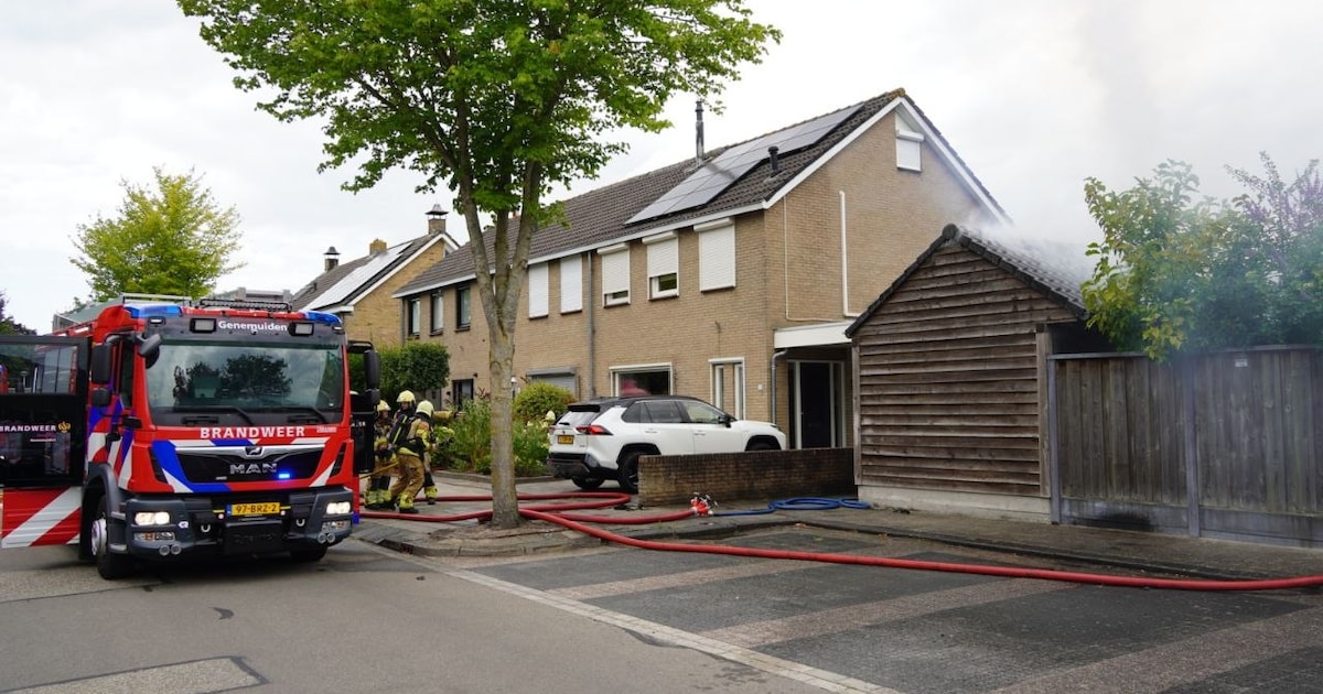 Schuur vliegt in brand bij woning in Genemuiden