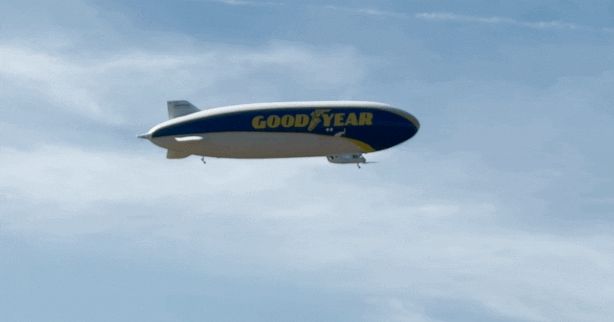 Huh, zie ik daar nou een enorme zeppelin voorbij glijden?!