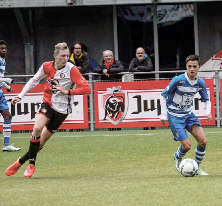 Eliano Reijnders heeft zijn eerste profcontract getekend bij PEC Zwolle.