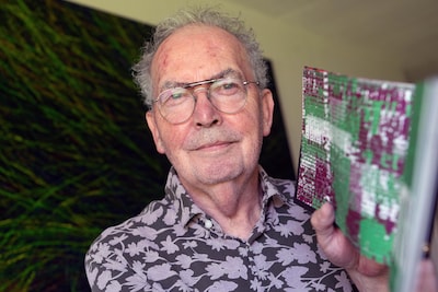 Van veraf oogt het als een prachtig kleurvlak, maar Gerard (69) verbergt iets schokkends in zijn werken