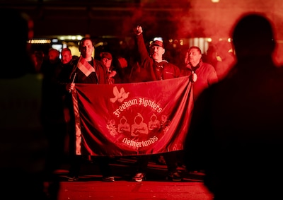 Politie grijpt in met honden en wapenstokken bij grimmige demonstratie voor en tegen azc in Houten