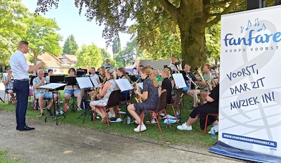Fanfare en shantykoor geven zomers parkconcert bij de kerk in Voorst