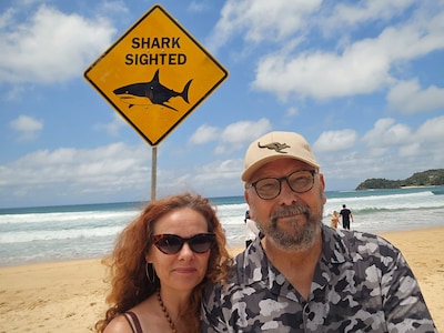 Esther en Michael genieten in Sydney, maar dan slaat de paniek toe: ‘Surfer verliest zijn onderbeen’