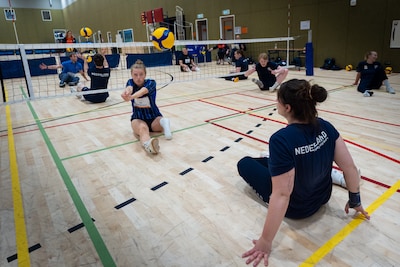 Paralympische coaches scouten talent op Papendal: ‘Spelers met amputaties hebben vaak een voordeel’