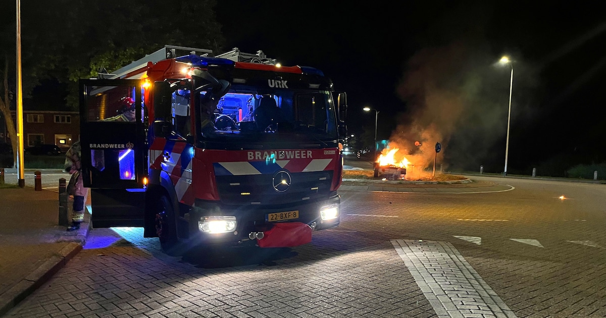 Aanhanger op rotonde in Urk vat vlam