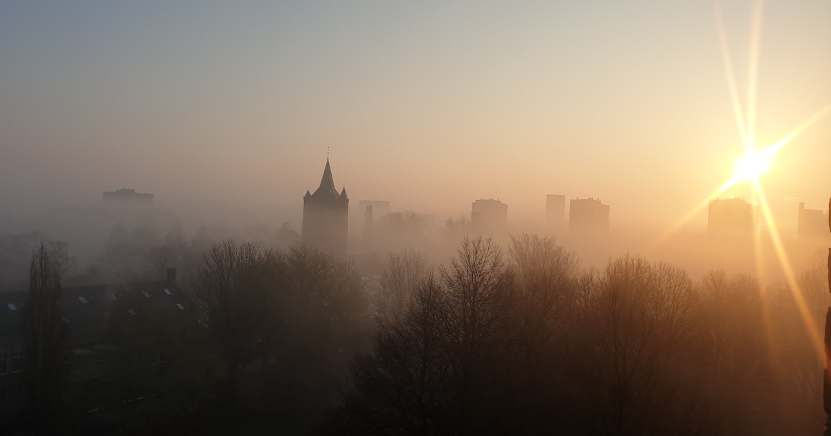 Zon en lokaal nevel of mist in Elburg in de ochtend