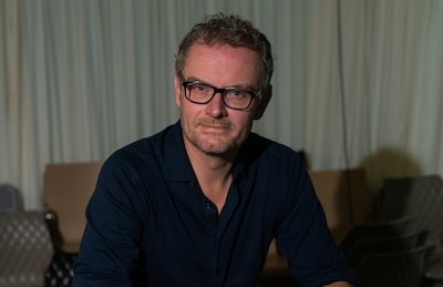 Theaters weren comedian Rogier Kahlmann na klachten over ‘haatdragende en vrouwonvriendelijke’ taal