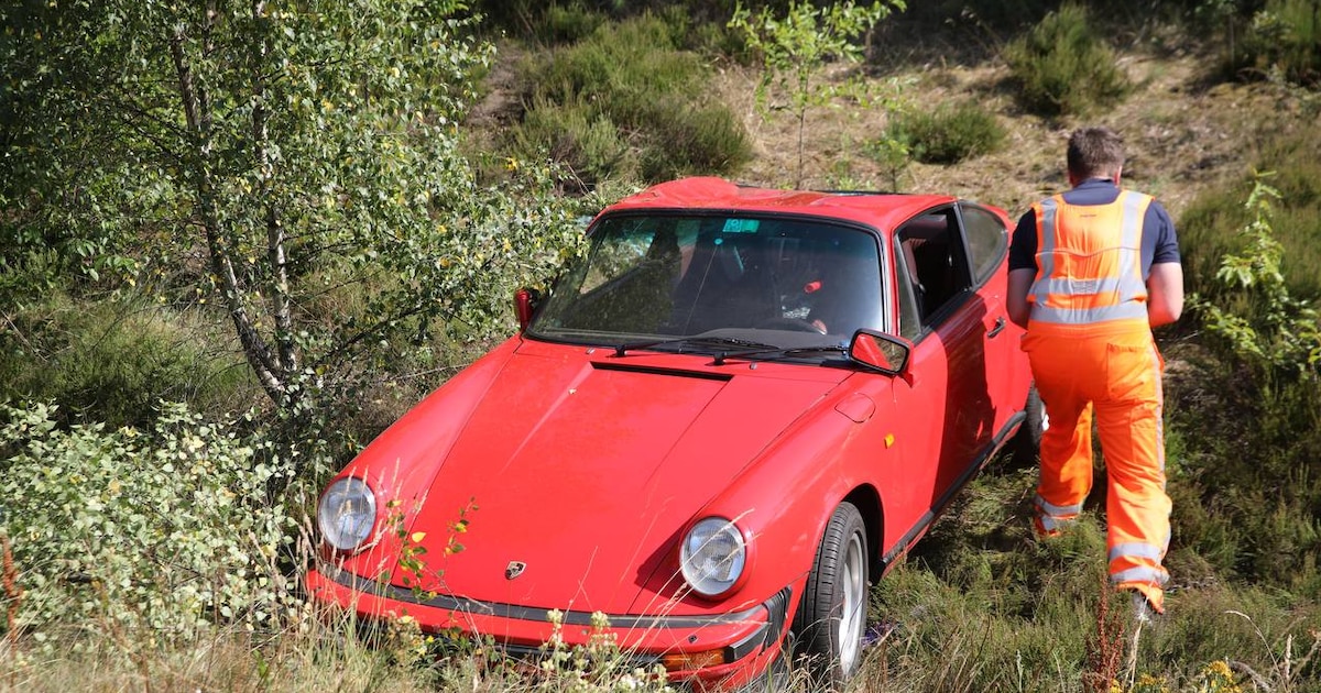 Oldtimer Porsche slaat over de kop langs A1 bij Uddel