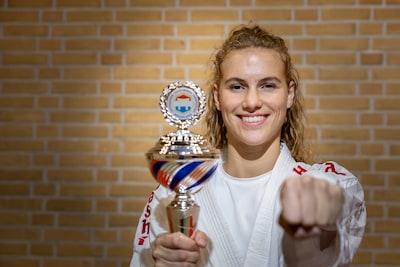 Zelfs drie kruisbandblessures weerhouden Zwolse karateka Merel niet van topsportprestaties