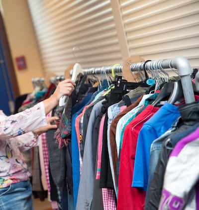 Tiener- en dameskleding te koop op beurs in Voor-Drempt