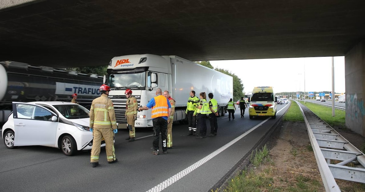 Auto dwars op de weg op A50 na ongeval met vrachtwagen.