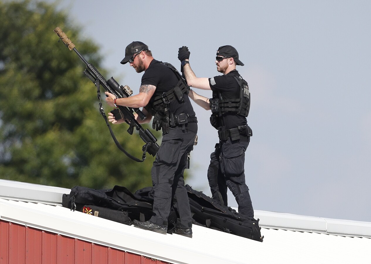 Scherpschutters op het dak bij de campagnebijeenkomst.